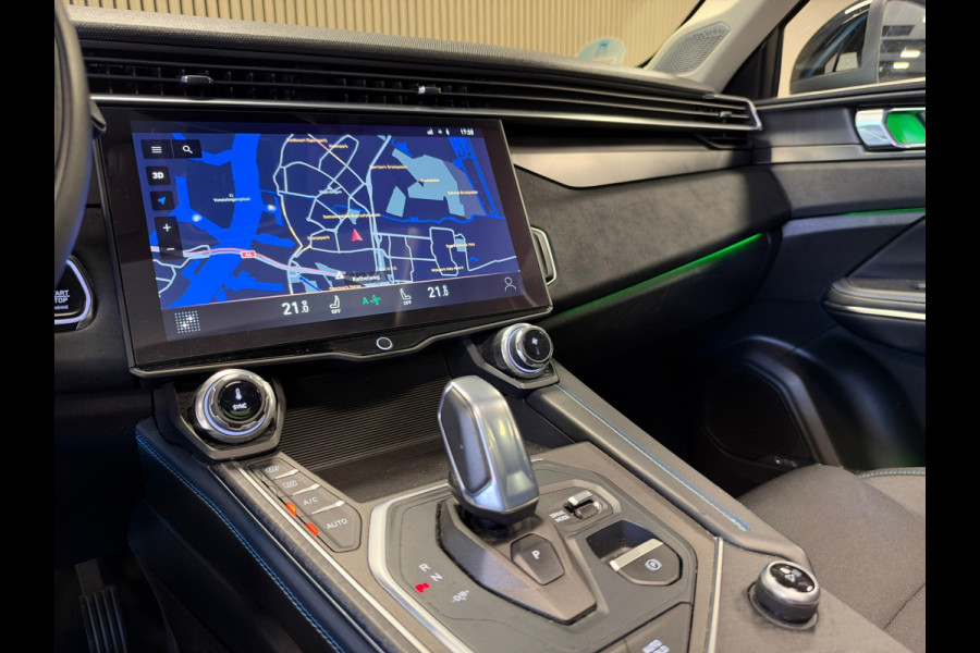 Lynk & Co 01 261PK PLUG-IN HYBRIDE PANORAMADAK AIRCO CAMERA CRUISE PDC STOELVERWARMING APPLE CARPLAY
