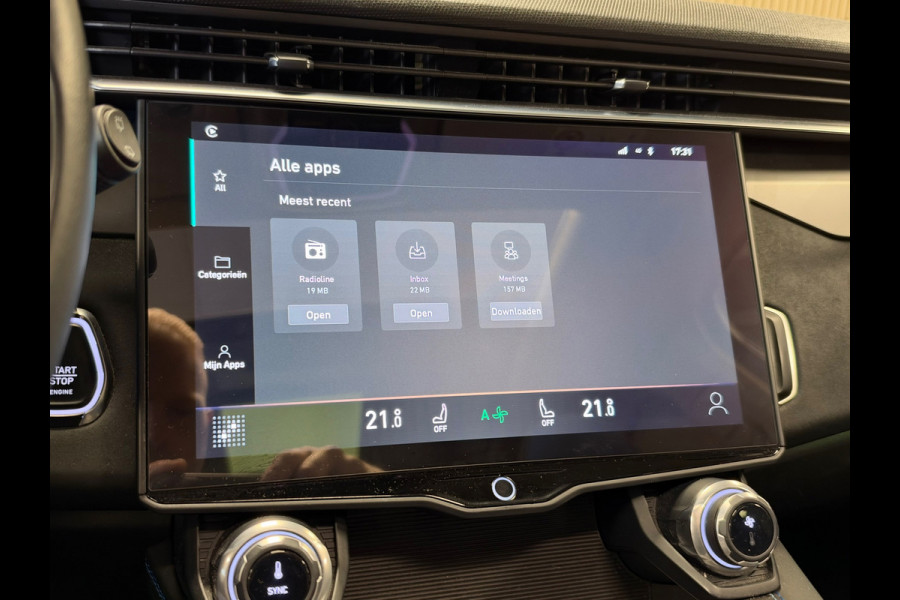 Lynk & Co 01 261PK PLUG-IN HYBRIDE PANORAMADAK AIRCO CAMERA CRUISE PDC STOELVERWARMING APPLE CARPLAY