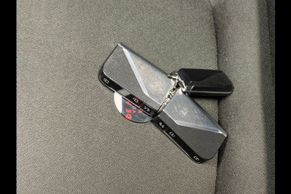 Lynk & Co 01 261PK PLUG-IN HYBRIDE PANORAMADAK AIRCO CAMERA CRUISE PDC STOELVERWARMING APPLE CARPLAY