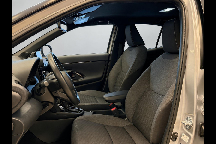 Toyota Yaris Cross 1.5 HYBRID DYNAMIC SILVERLINE GARANTIE 2035 NAVIGATIE . STUUR EN STOEL VERWARMING . ADAPTIEVE CRUICE CONTROL .
