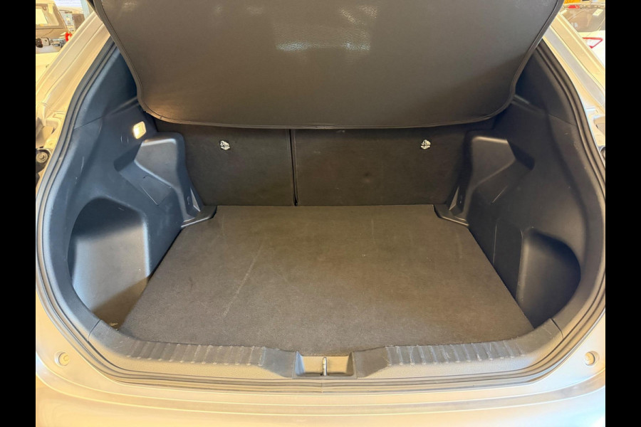 Toyota Yaris Cross 1.5 HYBRID DYNAMIC SILVERLINE GARANTIE 2035 NAVIGATIE . STUUR EN STOEL VERWARMING . ADAPTIEVE CRUICE CONTROL .