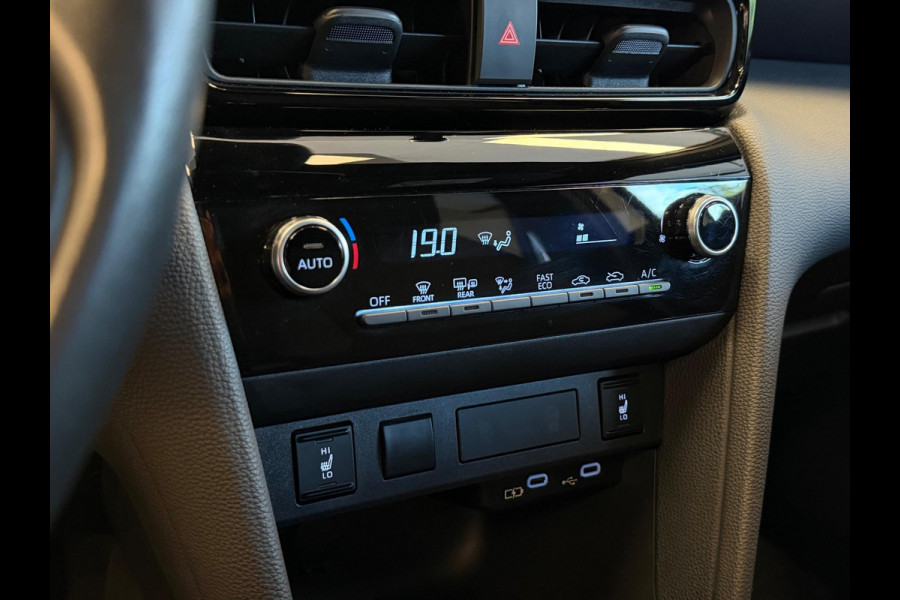 Toyota Yaris Cross 1.5 HYBRID DYNAMIC SILVERLINE GARANTIE 2035 NAVIGATIE . STUUR EN STOEL VERWARMING . ADAPTIEVE CRUICE CONTROL .