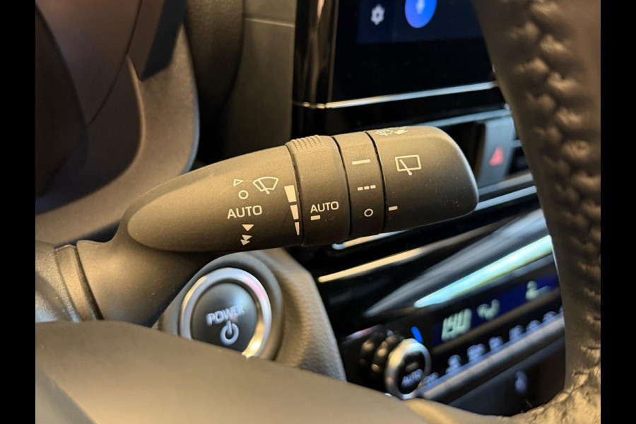 Toyota Yaris Cross 1.5 HYBRID DYNAMIC SILVERLINE GARANTIE 2035 NAVIGATIE . STUUR EN STOEL VERWARMING . ADAPTIEVE CRUICE CONTROL .