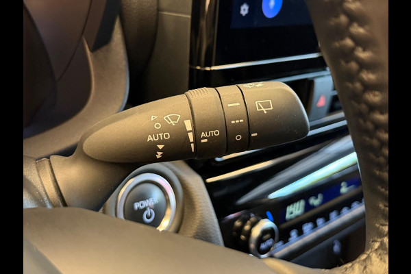 Toyota Yaris Cross 1.5 HYBRID DYNAMIC SILVERLINE GARANTIE 2035 NAVIGATIE . STUUR EN STOEL VERWARMING . ADAPTIEVE CRUICE CONTROL .
