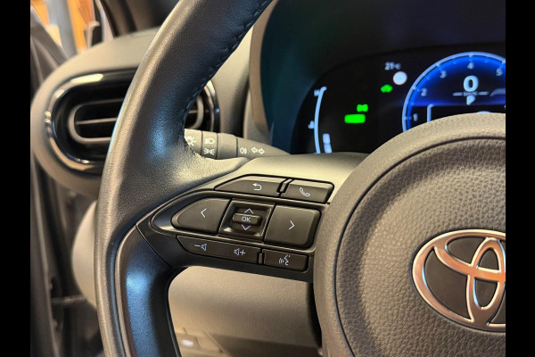 Toyota Yaris Cross 1.5 HYBRID DYNAMIC SILVERLINE GARANTIE 2035 NAVIGATIE . STUUR EN STOEL VERWARMING . ADAPTIEVE CRUICE CONTROL .