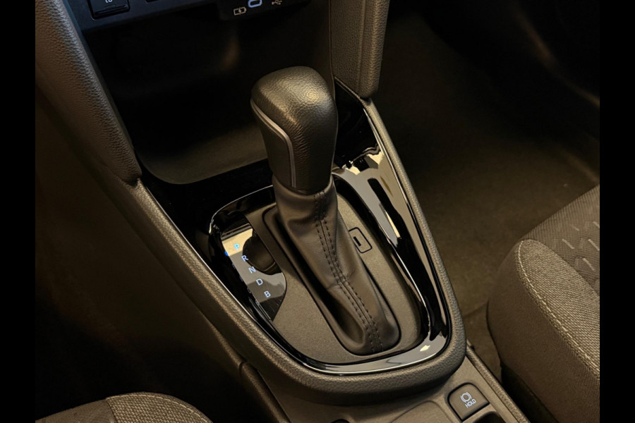 Toyota Yaris Cross 1.5 HYBRID DYNAMIC SILVERLINE GARANTIE 2035 NAVIGATIE . STUUR EN STOEL VERWARMING . ADAPTIEVE CRUICE CONTROL .