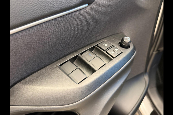 Toyota Yaris Cross 1.5 HYBRID DYNAMIC SILVERLINE GARANTIE 2035 NAVIGATIE . STUUR EN STOEL VERWARMING . ADAPTIEVE CRUICE CONTROL .