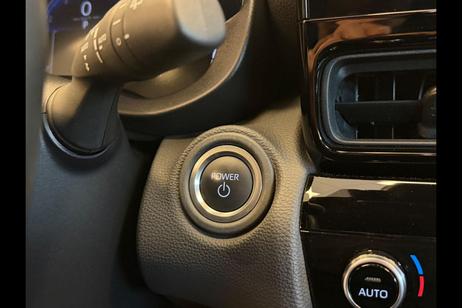 Toyota Yaris Cross 1.5 HYBRID DYNAMIC SILVERLINE GARANTIE 2035 NAVIGATIE . STUUR EN STOEL VERWARMING . ADAPTIEVE CRUICE CONTROL .
