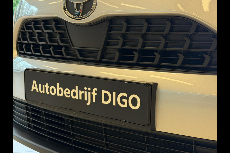 Toyota Yaris Cross 1.5 HYBRID DYNAMIC SILVERLINE GARANTIE 2035 NAVIGATIE . STUUR EN STOEL VERWARMING . ADAPTIEVE CRUICE CONTROL .