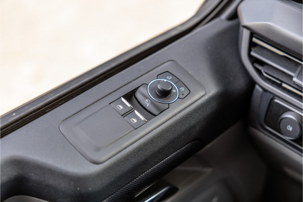 Ford Transit Custom 320 2.0 TDCI 170 PK Sport AWD | ACC | 360 Camera | Trekhaak | Blind Spot | Elek stoelen | CarPlay | Camera | Stoelverwarming | DAB | 3-Zitter | Dealer onderhouden | BPM Vrij