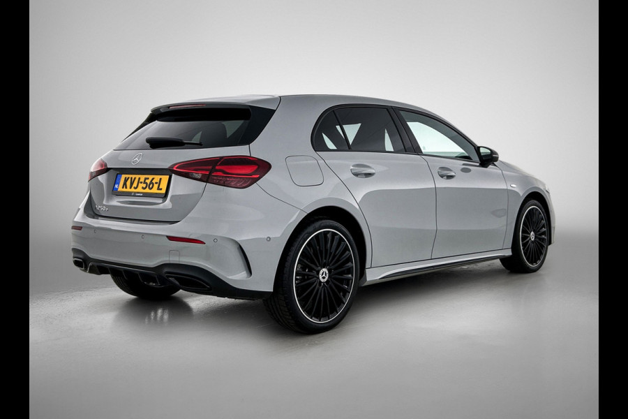 Mercedes-Benz A-Klasse 250 e AMG Plug-In Hybride AMG Line | Night Pakket | 19 Inch AMG Velgen | Parkeerpakket met achteruitrijcamera | Ledkoplampen. Inclusief 24 maanden Mercedes-Benz Certified garantie voor Europa.