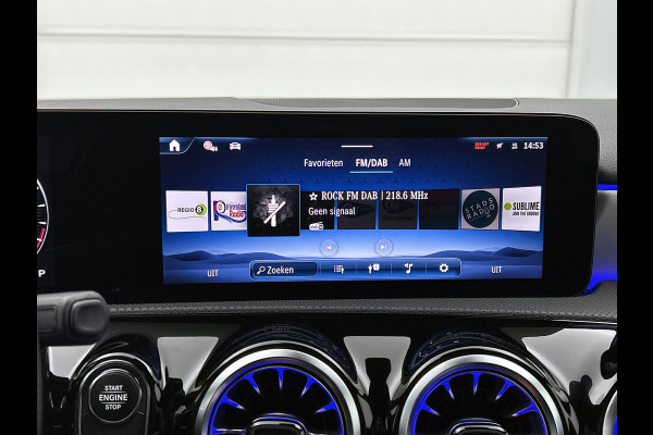Mercedes-Benz A-Klasse 250 e AMG Plug-In Hybride AMG Line | Night Pakket | 19 Inch AMG Velgen | Parkeerpakket met achteruitrijcamera | Ledkoplampen. Inclusief 24 maanden Mercedes-Benz Certified garantie voor Europa.