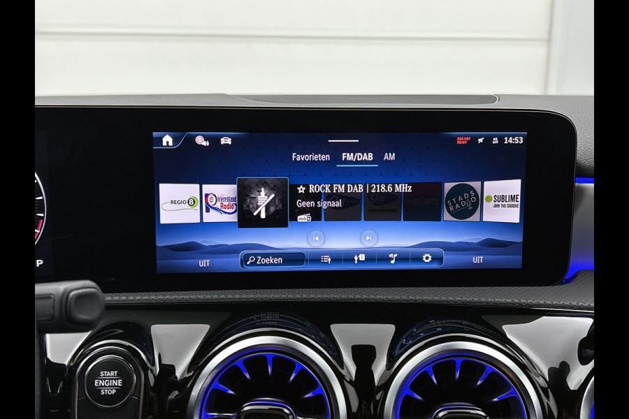 Mercedes-Benz A-Klasse 250 e AMG Plug-In Hybride AMG Line | Night Pakket | 19 Inch AMG Velgen | Parkeerpakket met achteruitrijcamera | Ledkoplampen. Inclusief 24 maanden Mercedes-Benz Certified garantie voor Europa.
