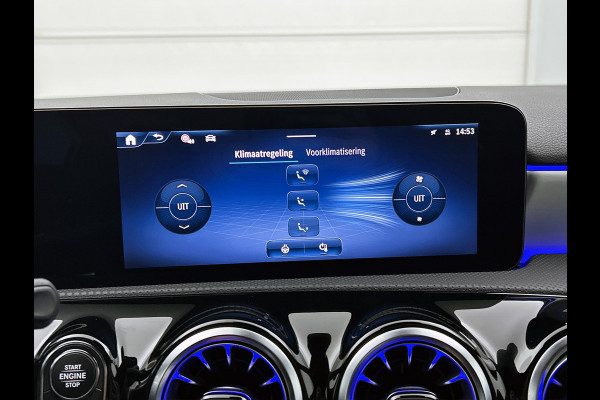 Mercedes-Benz A-Klasse 250 e AMG Plug-In Hybride AMG Line | Night Pakket | 19 Inch AMG Velgen | Parkeerpakket met achteruitrijcamera | Ledkoplampen. Inclusief 24 maanden Mercedes-Benz Certified garantie voor Europa.