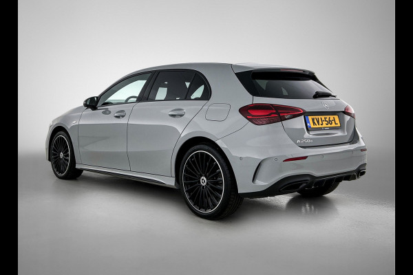 Mercedes-Benz A-Klasse 250 e AMG Plug-In Hybride AMG Line | Night Pakket | 19 Inch AMG Velgen | Parkeerpakket met achteruitrijcamera | Ledkoplampen. Inclusief 24 maanden Mercedes-Benz Certified garantie voor Europa.