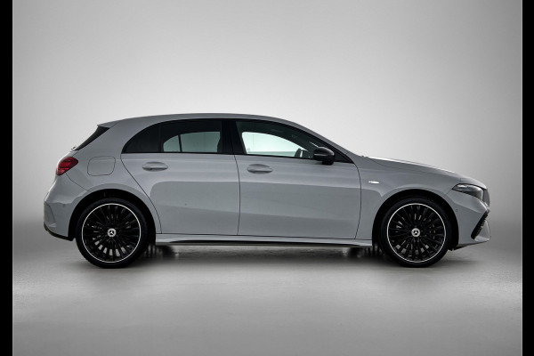Mercedes-Benz A-Klasse 250 e AMG Plug-In Hybride AMG Line | Night Pakket | 19 Inch AMG Velgen | Parkeerpakket met achteruitrijcamera | Ledkoplampen. Inclusief 24 maanden Mercedes-Benz Certified garantie voor Europa.