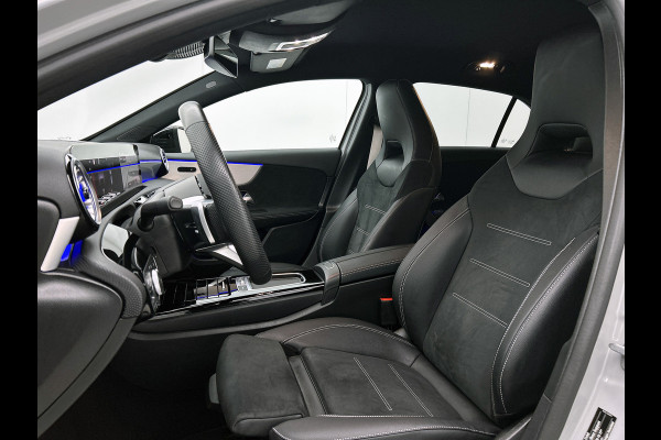 Mercedes-Benz A-Klasse 250 e AMG Plug-In Hybride AMG Line | Night Pakket | 19 Inch AMG Velgen | Parkeerpakket met achteruitrijcamera | Ledkoplampen. Inclusief 24 maanden Mercedes-Benz Certified garantie voor Europa.