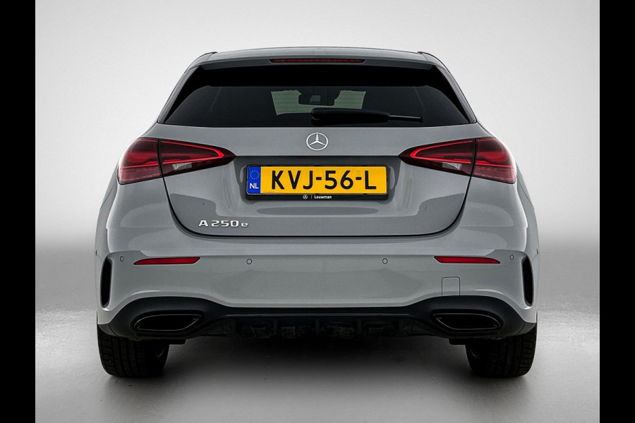 Mercedes-Benz A-Klasse 250 e AMG Plug-In Hybride AMG Line | Night Pakket | 19 Inch AMG Velgen | Parkeerpakket met achteruitrijcamera | Ledkoplampen. Inclusief 24 maanden Mercedes-Benz Certified garantie voor Europa.