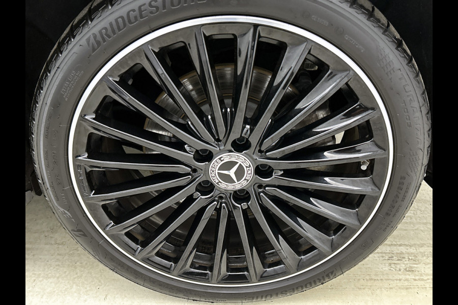 Mercedes-Benz A-Klasse 250 e AMG Plug-In Hybride AMG Line | Night Pakket | 19 Inch AMG Velgen | Parkeerpakket met achteruitrijcamera | Ledkoplampen. Inclusief 24 maanden Mercedes-Benz Certified garantie voor Europa.