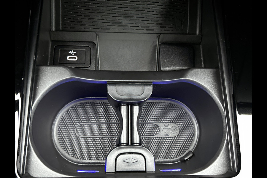 Mercedes-Benz A-Klasse 250 e AMG Plug-In Hybride AMG Line | Night Pakket | 19 Inch AMG Velgen | Parkeerpakket met achteruitrijcamera | Ledkoplampen. Inclusief 24 maanden Mercedes-Benz Certified garantie voor Europa.