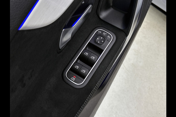Mercedes-Benz A-Klasse 250 e AMG Plug-In Hybride AMG Line | Night Pakket | 19 Inch AMG Velgen | Parkeerpakket met achteruitrijcamera | Ledkoplampen. Inclusief 24 maanden Mercedes-Benz Certified garantie voor Europa.