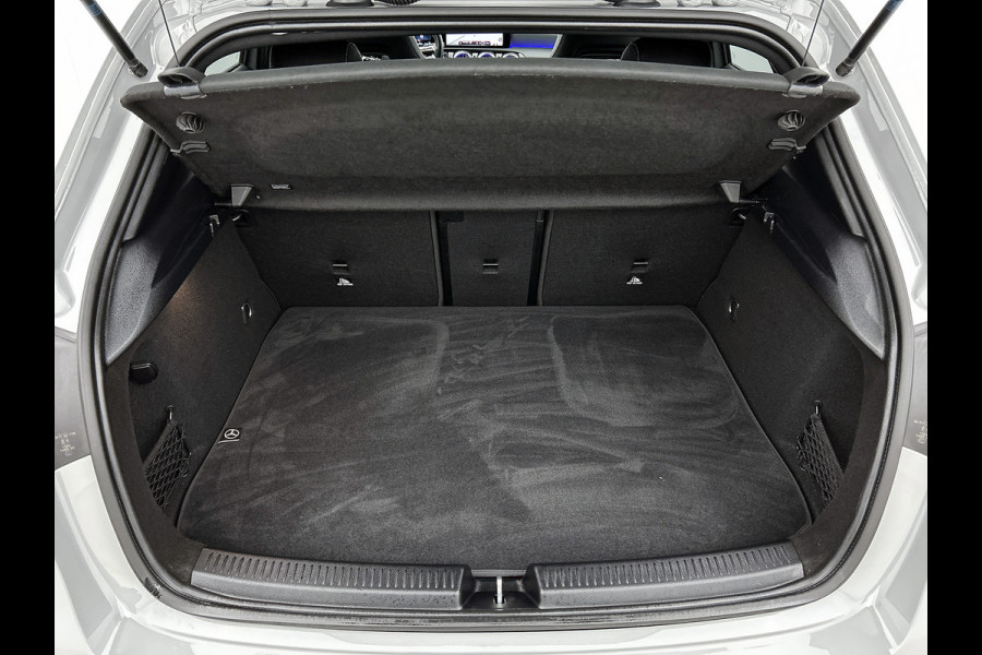 Mercedes-Benz A-Klasse 250 e AMG Plug-In Hybride AMG Line | Night Pakket | 19 Inch AMG Velgen | Parkeerpakket met achteruitrijcamera | Ledkoplampen. Inclusief 24 maanden Mercedes-Benz Certified garantie voor Europa.