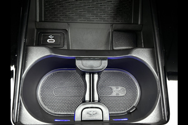 Mercedes-Benz A-Klasse 250 e AMG Plug-In Hybride AMG Line | Night Pakket | 19 Inch AMG Velgen | Parkeerpakket met achteruitrijcamera | Ledkoplampen. Inclusief 24 maanden Mercedes-Benz Certified garantie voor Europa.