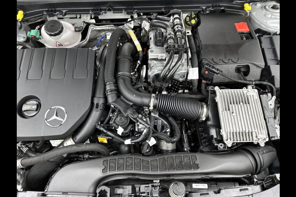 Mercedes-Benz A-Klasse 250 e AMG Plug-In Hybride AMG Line | Night Pakket | 19 Inch AMG Velgen | Parkeerpakket met achteruitrijcamera | Ledkoplampen. Inclusief 24 maanden Mercedes-Benz Certified garantie voor Europa.