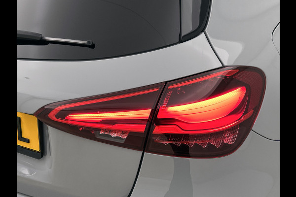 Mercedes-Benz A-Klasse 250 e AMG Plug-In Hybride AMG Line | Night Pakket | 19 Inch AMG Velgen | Parkeerpakket met achteruitrijcamera | Ledkoplampen. Inclusief 24 maanden Mercedes-Benz Certified garantie voor Europa.