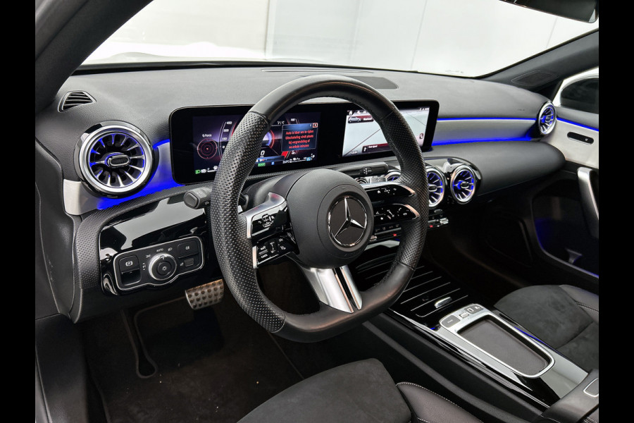Mercedes-Benz A-Klasse 250 e AMG Plug-In Hybride AMG Line | Night Pakket | 19 Inch AMG Velgen | Parkeerpakket met achteruitrijcamera | Ledkoplampen. Inclusief 24 maanden Mercedes-Benz Certified garantie voor Europa.