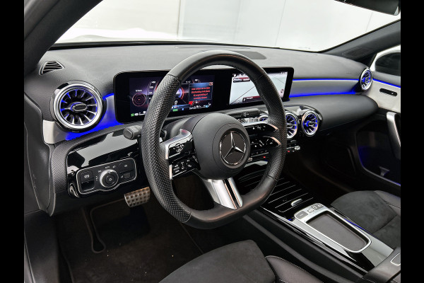 Mercedes-Benz A-Klasse 250 e AMG Plug-In Hybride AMG Line | Night Pakket | 19 Inch AMG Velgen | Parkeerpakket met achteruitrijcamera | Ledkoplampen. Inclusief 24 maanden Mercedes-Benz Certified garantie voor Europa.