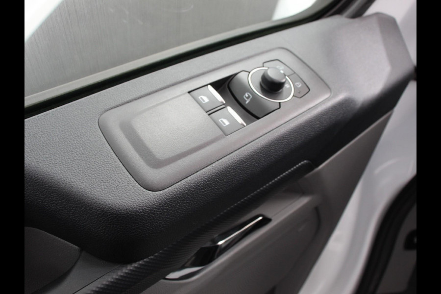 Ford E-Transit Custom 340 L2H1 Limited 65 kWh 8 persoons Automaat Cruise Control Airco Lichtmetalen Velgen