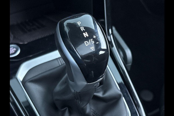 Volkswagen T-Roc 1.5 TSI R-Line Edition 150 PK DSG | Verlangde garantie | Panorama dak | Matrix koplampen | Trekhaak | Keyless |