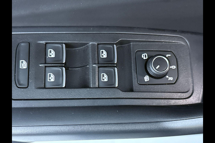 Volkswagen T-Roc 1.5 TSI R-Line Edition 150 PK DSG | Verlangde garantie | Panorama dak | Matrix koplampen | Trekhaak | Keyless |