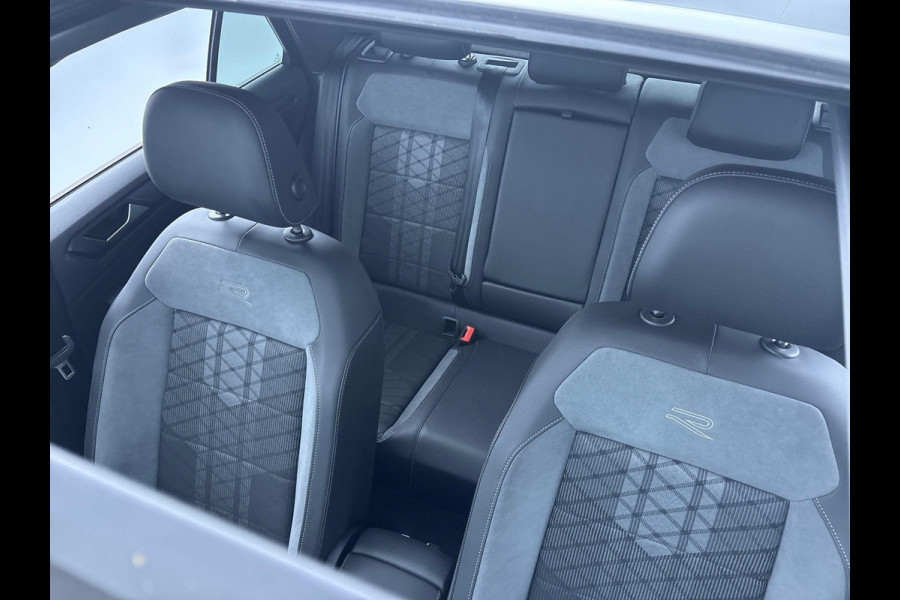 Volkswagen T-Roc 1.5 TSI R-Line Edition 150 PK DSG | Verlangde garantie | Panorama dak | Matrix koplampen | Trekhaak | Keyless |