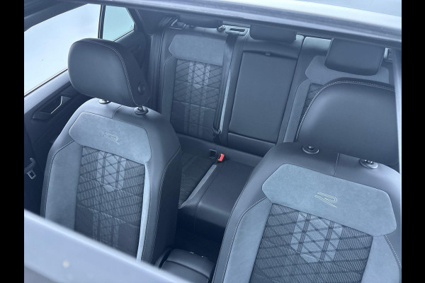 Volkswagen T-Roc 1.5 TSI R-Line Edition 150 PK DSG | Verlangde garantie | Panorama dak | Matrix koplampen | Trekhaak | Keyless |