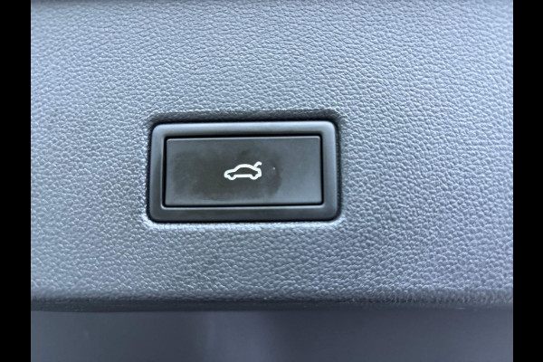Volkswagen T-Roc 1.5 TSI R-Line Edition 150 PK DSG | Verlangde garantie | Panorama dak | Matrix koplampen | Trekhaak | Keyless |