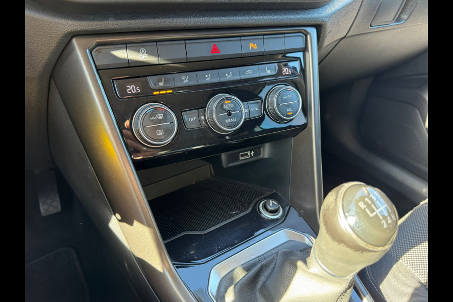 Volkswagen T-Roc 1.0 TSI Style * Navigatiesysteem * Stoelverwarming * Adaptieve Cruise Control * Parkeercamera *