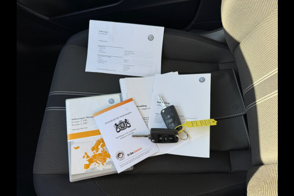 Volkswagen T-Roc 1.0 TSI Style * Navigatiesysteem * Stoelverwarming * Adaptieve Cruise Control * Parkeercamera *