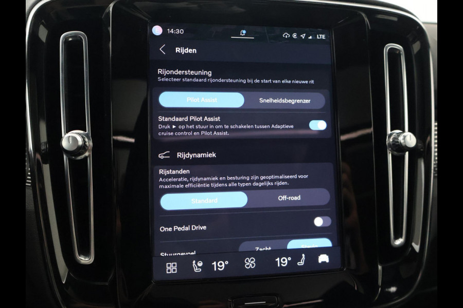 Volvo XC40 RECHARGE P8 408 PK R-DESIGN BTW + PANORAMA | H/K | TREKHAAK | 360 CAMERA | LEDER