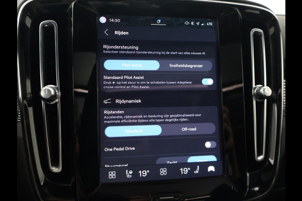 Volvo XC40 RECHARGE P8 408 PK R-DESIGN BTW + PANORAMA | H/K | TREKHAAK | 360 CAMERA | LEDER