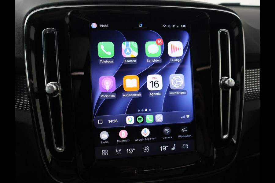 Volvo XC40 RECHARGE P8 408 PK R-DESIGN BTW + PANORAMA | H/K | TREKHAAK | 360 CAMERA | LEDER