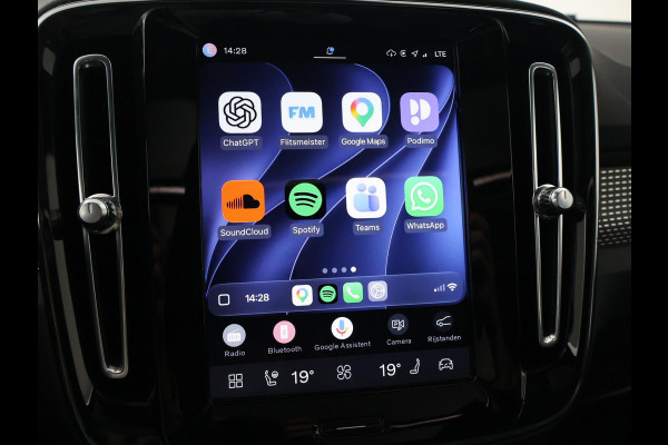 Volvo XC40 RECHARGE P8 408 PK R-DESIGN BTW + PANORAMA | H/K | TREKHAAK | 360 CAMERA | LEDER