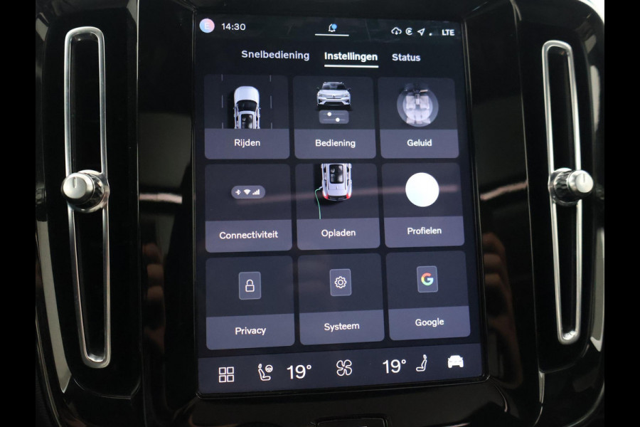 Volvo XC40 RECHARGE P8 408 PK R-DESIGN BTW + PANORAMA | H/K | TREKHAAK | 360 CAMERA | LEDER