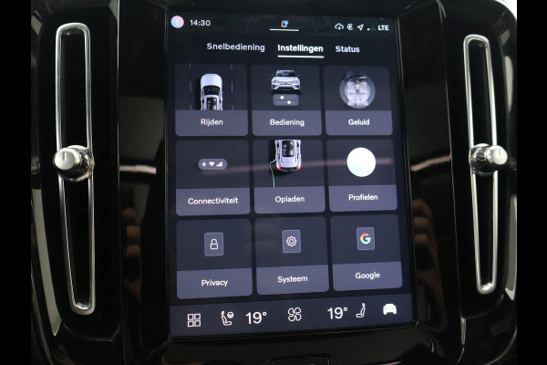 Volvo XC40 RECHARGE P8 408 PK R-DESIGN BTW + PANORAMA | H/K | TREKHAAK | 360 CAMERA | LEDER