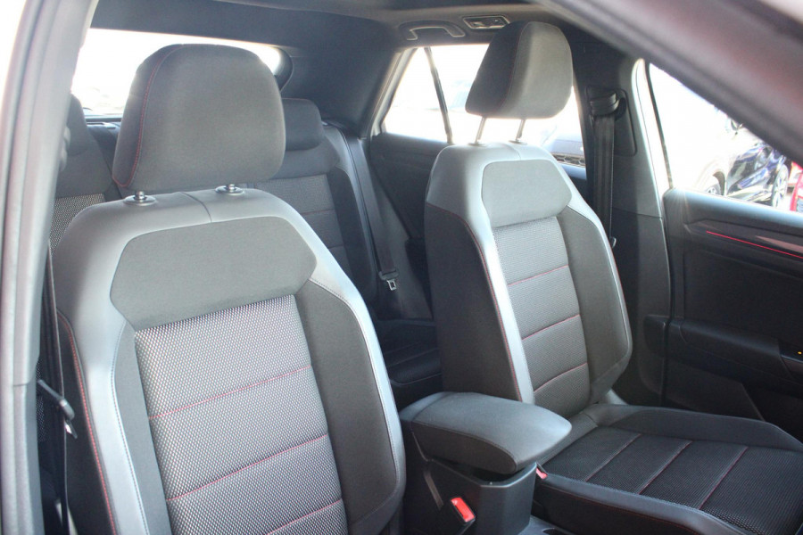 Volkswagen T-Roc 1.5 TSI Sport Business R | Full Option! | Trekhaak | Panorama Dak | Stoel + Stuurverwarming | Climate Control | Camera|  Navigatie |