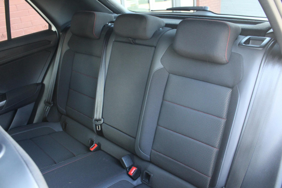 Volkswagen T-Roc 1.5 TSI Sport Business R | Full Option! | Trekhaak | Panorama Dak | Stoel + Stuurverwarming | Climate Control | Camera|  Navigatie |