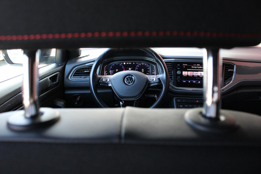 Volkswagen T-Roc 1.5 TSI Sport Business R | Full Option! | Trekhaak | Panorama Dak | Stoel + Stuurverwarming | Climate Control | Camera|  Navigatie |