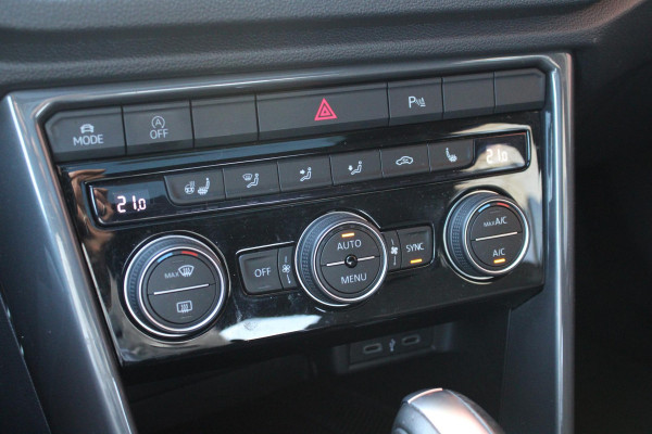 Volkswagen T-Roc 1.5 TSI Sport Business R | Full Option! | Trekhaak | Panorama Dak | Stoel + Stuurverwarming | Climate Control | Camera|  Navigatie |