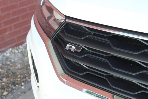 Volkswagen T-Roc 1.5 TSI Sport Business R | Full Option! | Trekhaak | Panorama Dak | Stoel + Stuurverwarming | Climate Control | Camera|  Navigatie |